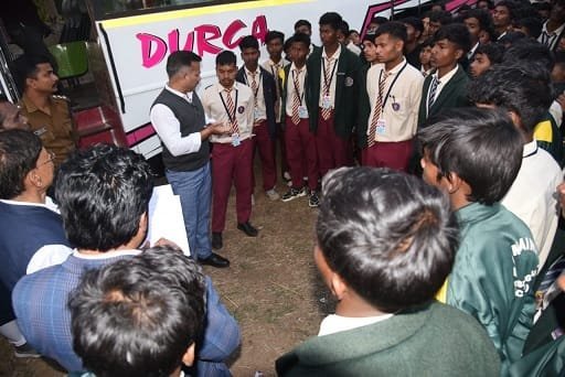 कलेक्टर ने एकलव्य आवासीय विद्यालय के छात्रों से स्वयं पहुंचकर की मुलाकात, बच्चों की बातों और मांगों को गंभीरता पूर्वक सुन अधिकारियों को त्वरित निराकरण के दिए निर्देश