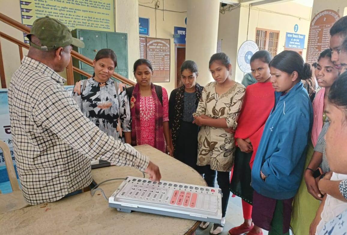 Ambikapur news : ईवीएम प्रदर्शनी के माध्यम से मतदान प्रक्रिया के सम्बन्ध में मतदाताओं को दी गई जानकारी, शत-प्रतिशत मतदान हेतु किया गया प्रेरित