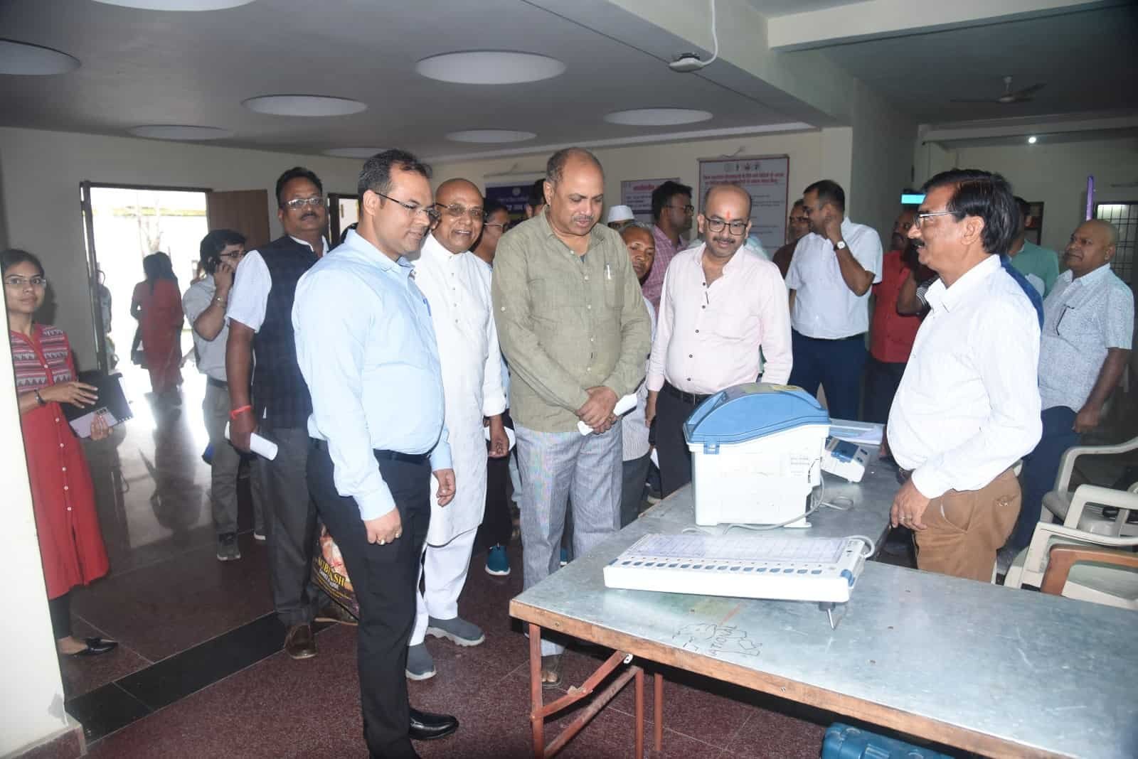 कलेक्टर एवं जिला निर्वाचन अधिकारी श्री कुन्दन कुमार ने राजनीतिक दल के प्रतिनिधियों के साथ स्ट्रांग रूम और ईवीएम डेमोन्स्ट्रेशन सेंटर का किया निरीक्षण
