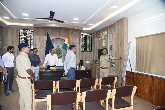 AMBIKAPUR : भारत निर्वाचन आयोग द्वारा नियुक्त समस्त प्रेक्षक पहुंचे अम्बिकापुर,...............कलेक्टर एवं एसपी ने किया स्वागत ,पढ़े पूरी खबर