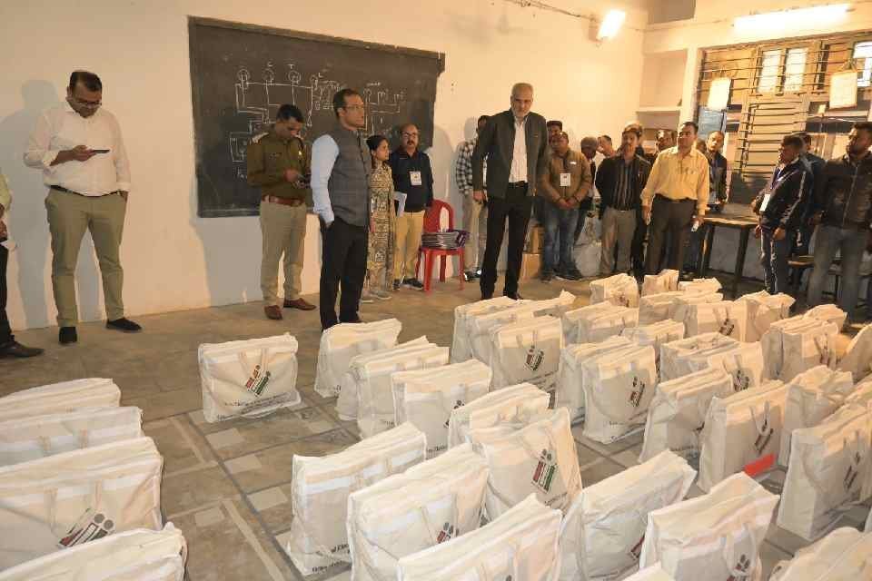 सरगुजा में शांतिपूर्ण एवं सफलतापूर्वक मतदान संपन्न कराने हेतु सभी तैयारियां पूर्ण, कलेक्टर एवं जिला निर्वाचन अधिकारी ने देखी व्यवस्थाएं, मतदान कर्मियों को शांतिपूर्ण निर्वाचन कराने दी शुभकामनाएं