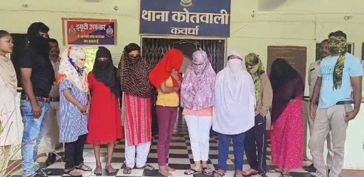 Breking News : कवर्धा जिले में सेक्स रैकेट का भंडाफोड़…! पुलिस की छापेमारी में 2 पुरुष और 8 लड़कियां