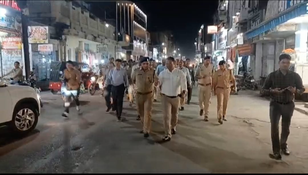 Ambikapur News: कलेक्टर एवं जिला निर्वाचन अधिकारी श्री कुन्दन कुमार और पुलिस अधीक्षक श्री सुनील शर्मा ने आदर्श आचार संहिता लागू होते ही फ्लैग मार्च कर शहर का लिया जायजा