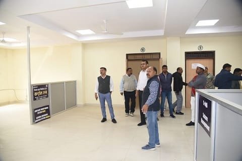 कलेक्टर ने संयुक्त कलेक्टोरेट भवन में संचालित कार्यालयों का किया औचक निरीक्षण