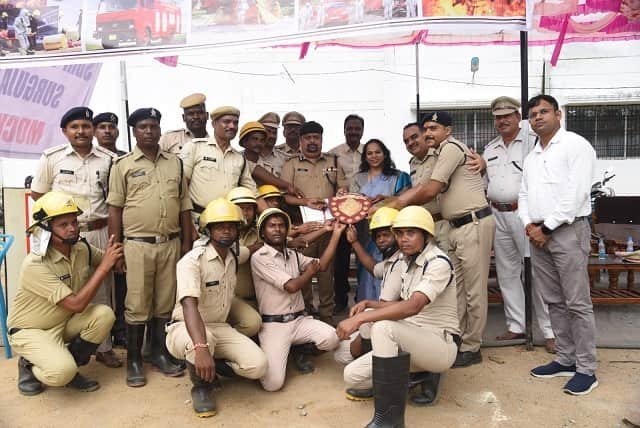 Ambikapur News : पीजी कॉलेज ग्राउंड में पहली बार हुई संभाग स्तरीय फायर ड्रिल प्रतियोगिता, संभागायुक्त एवं आईजी ने जवानों को सौंपे प्रशस्तिपत्र