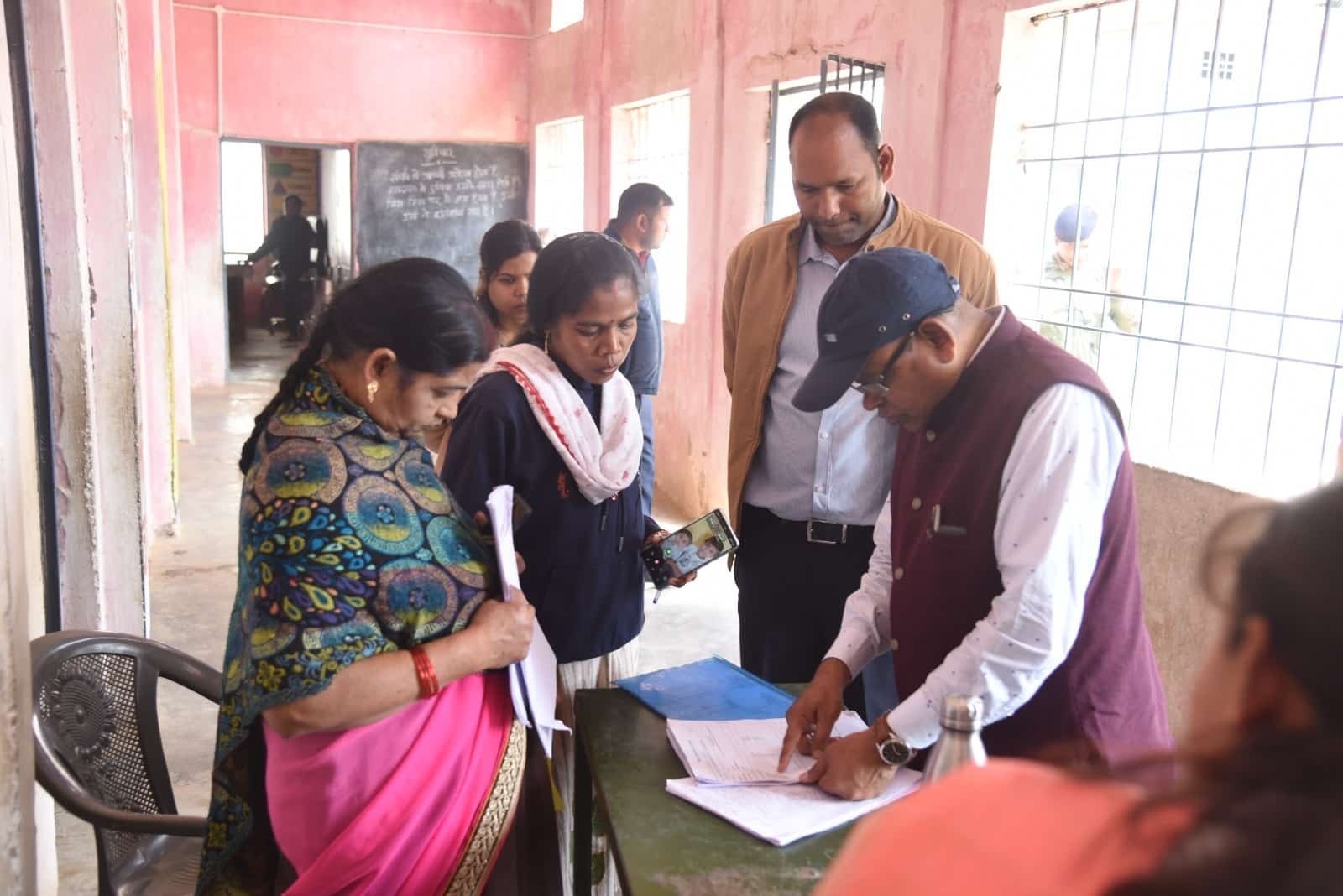 संभागायुक्त श्री जीआर चुरेंद्र ने जिले के विभिन्न मतदान केंद्रों में मतदाता सूची में नाम जोड़ने, हटाने एवं त्रुटि सुधार के कार्यों का किया निरीक्षण