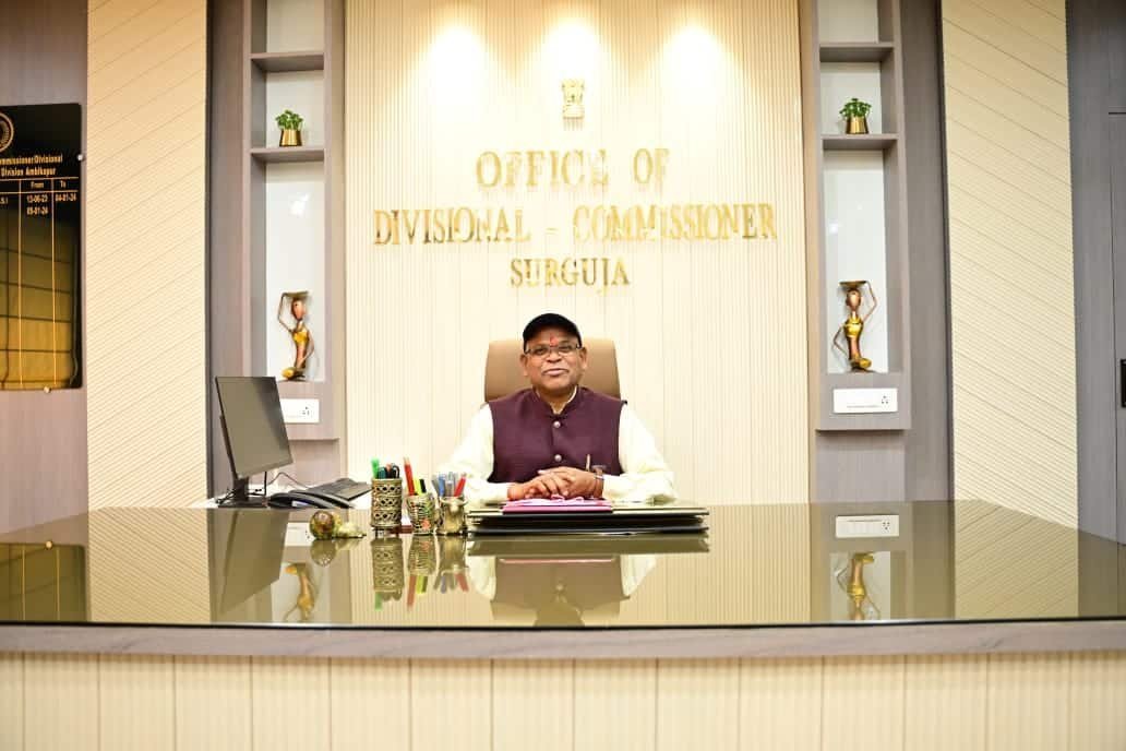 नवपदस्थ सरगुजा संभागायुक्त श्री जीआर चुरेंद्र ने पदभार किया ग्रहण, आयुक्त कार्यालय का किया निरीक्षण