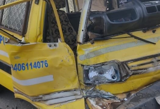 Accident news : बस और स्कूल वैन में टक्कर, वैन चालक घायल, पढ़े पूरी खबर।