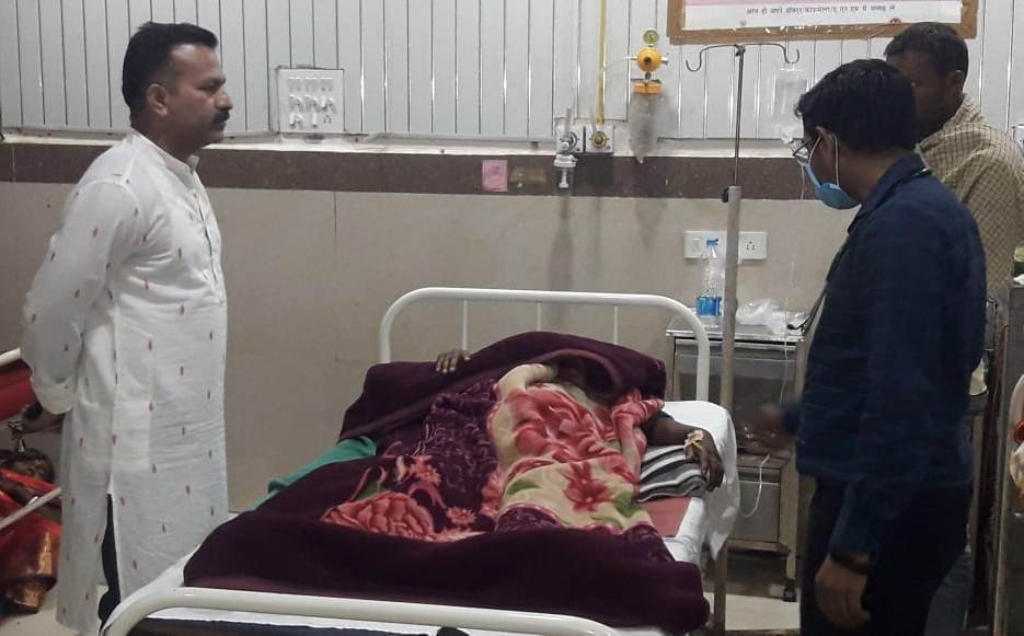 सुबह 4 बजे औचक निरीक्षण पर जिला चिकित्सालय पहुंचे कलेक्टर