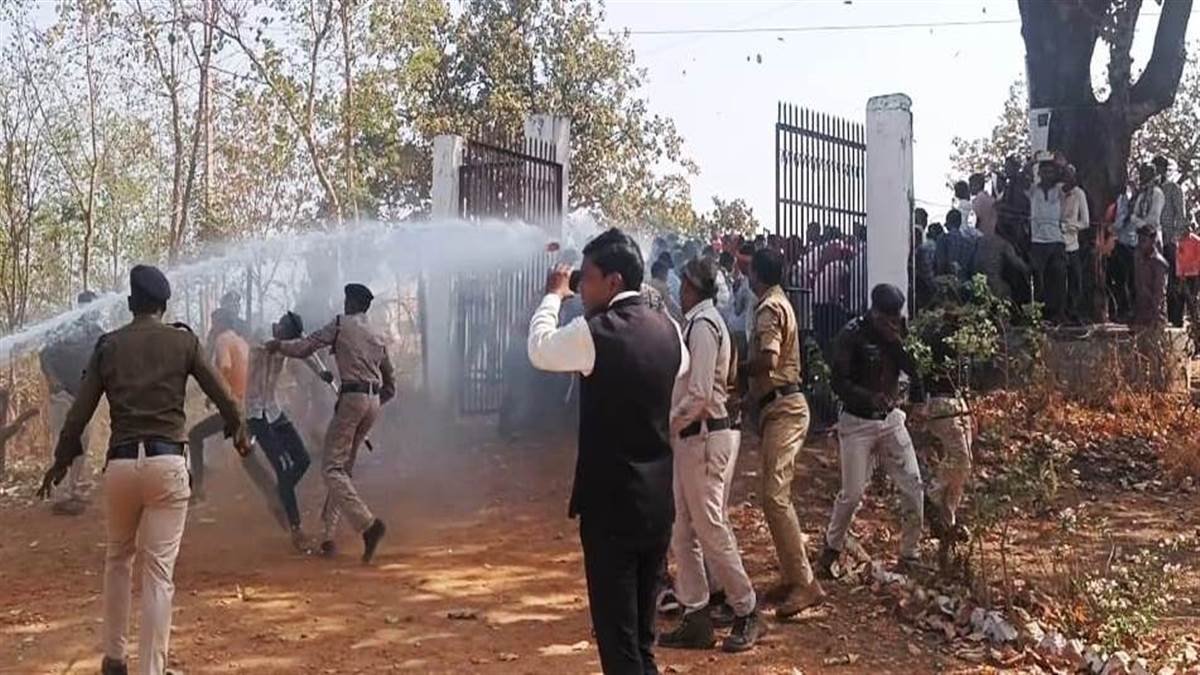wadafnagarNews@आरोपितों को नहीं पकड़ रही पुलिस, भीड़ ने घेरा थाना