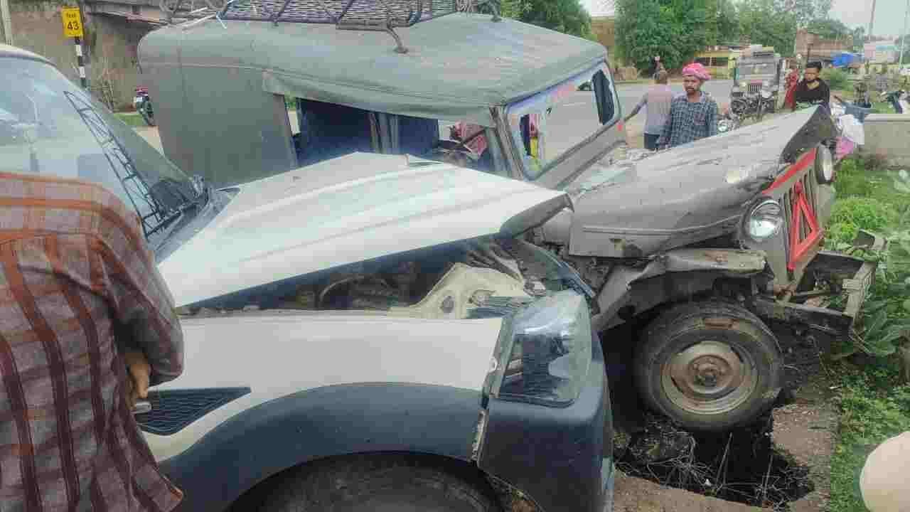 AccidentNews तेज रफ्तार में आ रही स्कॉर्पियो ने टक्कर मारी जिससे खड़ी जीप की परखच्चे उड़ गए जांच में जुटी पुलिस कर्मी