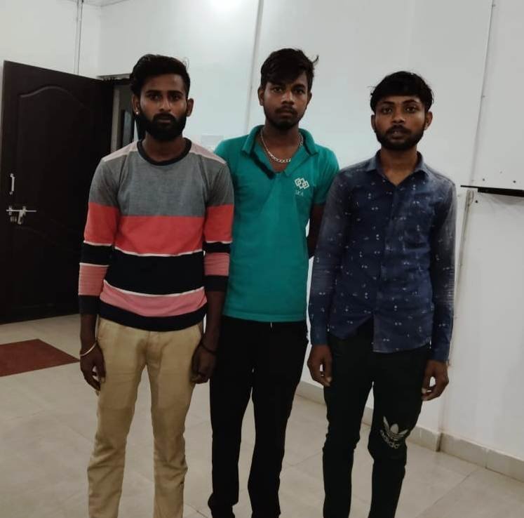 रास्ता रोककर मारपीट करने के मामले में थाना प्रतापपुर पुलिस ने विभिन्न धाराओं सहित एससीएसटी एक्ट के तहत कार्यवाही कर 3 आरोपियों को किया गिरफ्तार।