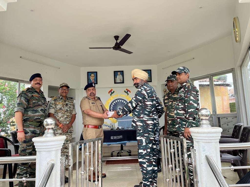 आगामी विधानसभा चुनाव के मध्य नजर रखते हुए सरगुजा रेंज आईजी अंकित गर्ग नक्सल प्रभावित क्षेत्र का किए दौरा,, पथरीले रास्तों से होकर बलरामपुर के नक्सल प्रभावित क्षेत्र सबाग, चुनचुना पुंदाग,भूताही मोड़ पहुंचे, नक्सल प्रभावित क्षेत्र में सेवा दे रहे जवानो...