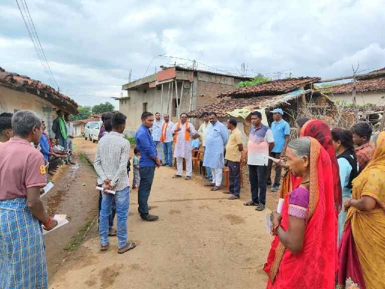 Ambikapur news:लुंड्रा विधानसभा क्षेत्र के अमगसी शक्ति केंद्र के पांचों बुथ कुंवरपुर पहुंचे भाजपा प्रत्याशी प्रमोद मिंज, दिए शासकीय योजनाओं की जानकारी , पढ़े पूरी ख़बर