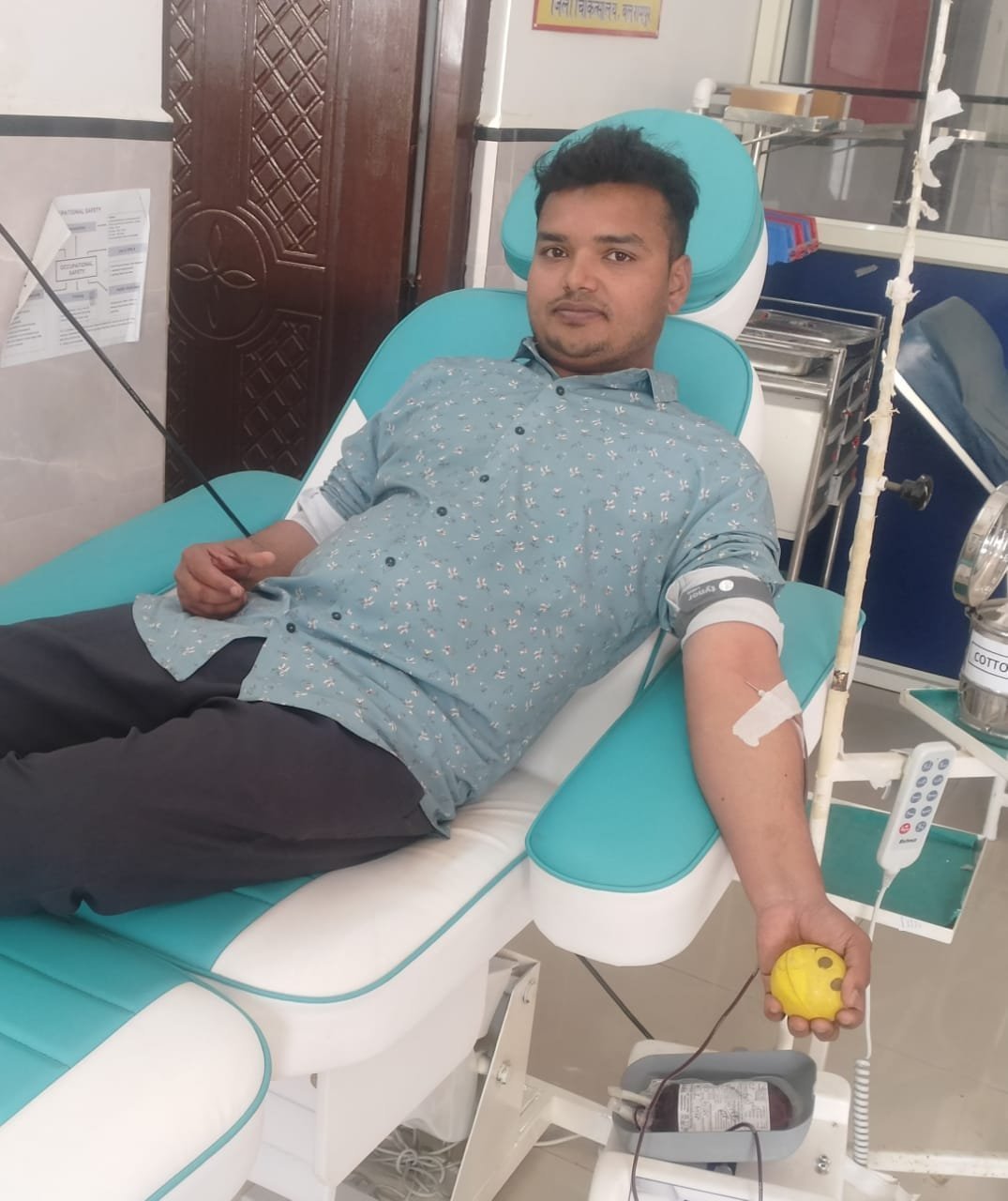 युवा दिवस पर पत्रकार उज्जवल तिवारी ने थैलेसीमिया बिमारी से ग्रसित मासूम बच्चे को किया रक्तदान..