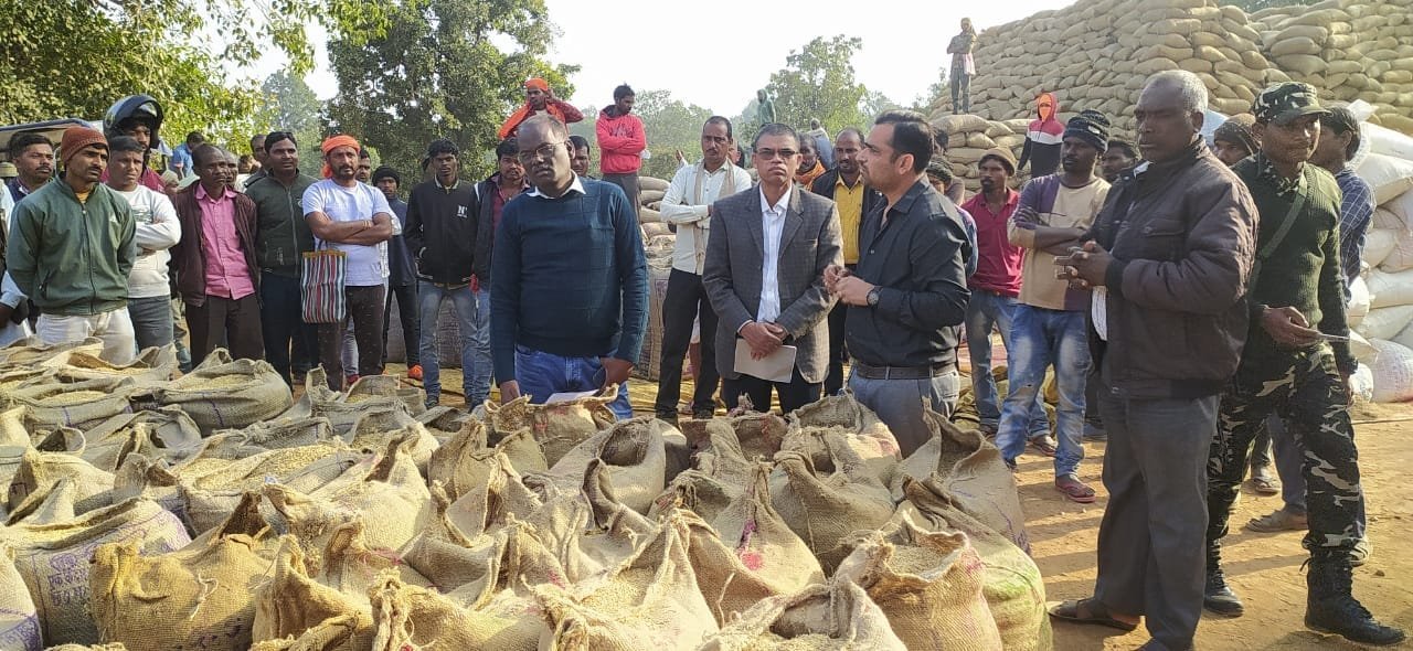 कलेक्टर ने किया धान खरीदी केंद्र बड़कीमहरी एवं महराजगंज का निरीक्षण।