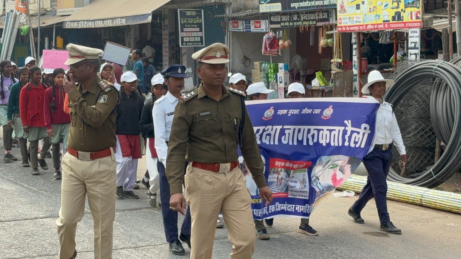 स्कूली छात्र-छात्राओं के द्वारा निकाला गया यातायात जन जागरूकता रैली पुलिस लाइन से चांदो चौक, मिशन चौक, पेट्रोल पंप तक मुख्य मार्ग से होते हुए विभिन्न प्रकार के स्लोगन/नारों के माध्यम से प्रचार करते सभी नागरिकों को किया गया जागरूक
