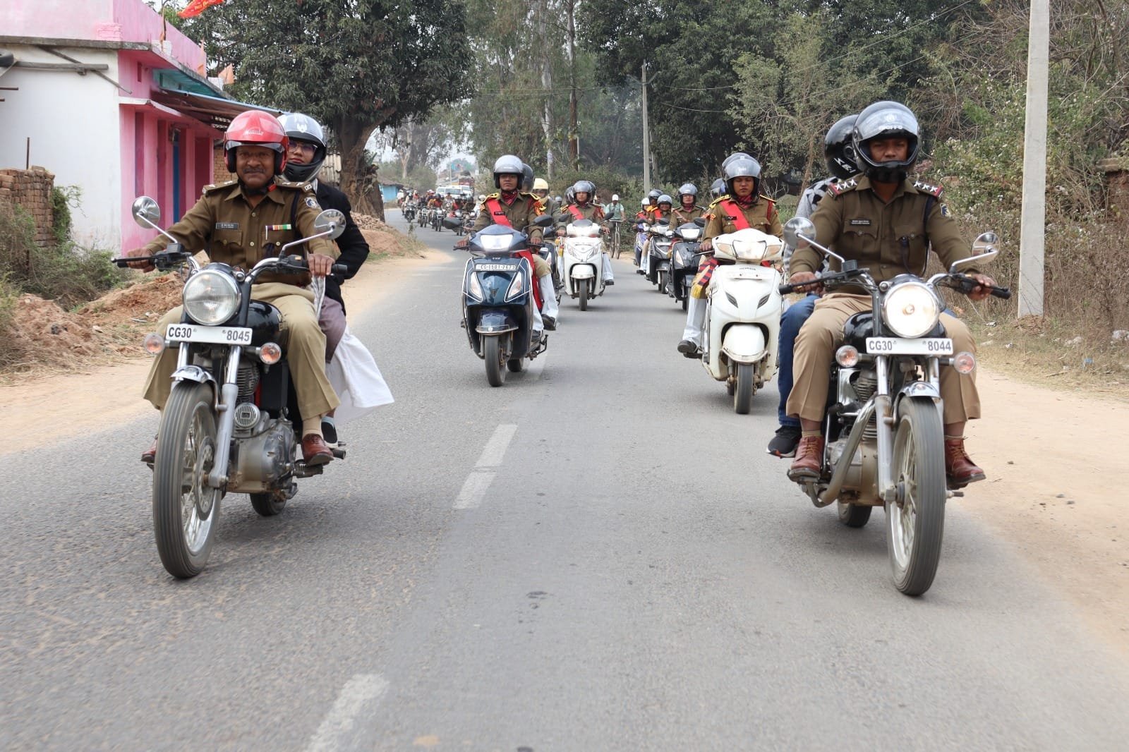 पुलिस अधिकारी कर्मचारियों के द्वारा निकाला गया यातायात जन जागरूकता मोटर साइकिल रैली ।