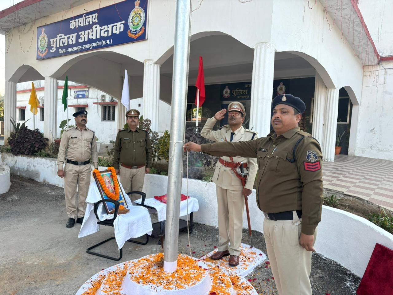 पुलिस अधीक्षक बलरामपुर द्वारा पुलिस अधीक्षक कार्यालय बलरामपुर प्रांगण में किया गया ध्वजारोहण