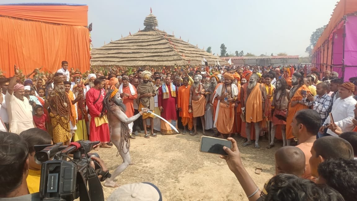 भब्य कलश यात्रा के साथ 10 दिवसीय महायज्ञ की हुई शुरूआत ।