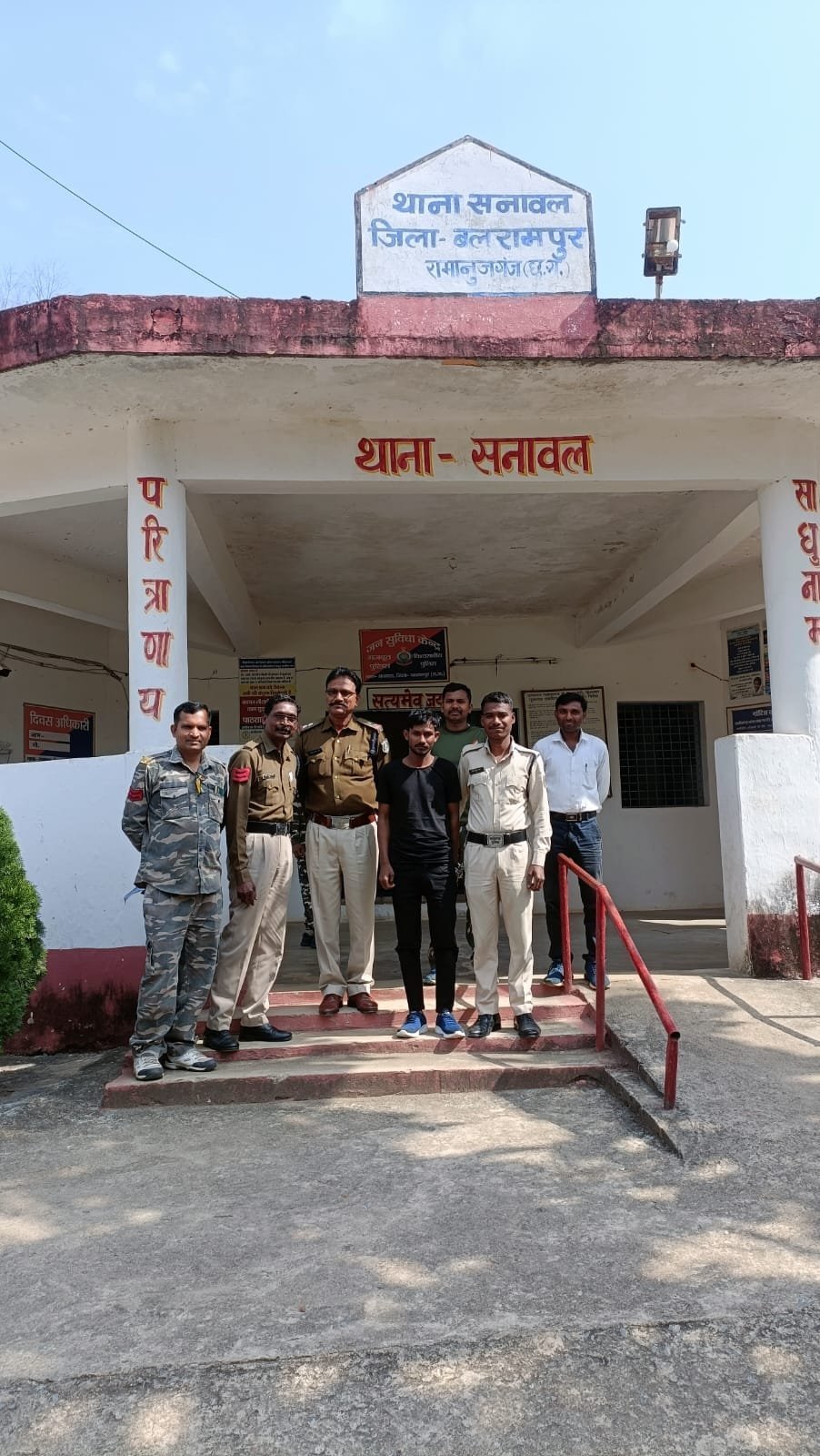 नाबालिग बालिका को शादी का प्रलोभन देकर, अपहण कर बलात्कार करने वाले आरोपी को थाना सनावल पुलिस ने किया गिरफ्तार।  महिला एवं बच्चों के विरुद्ध घटित अपराधों में की जा रही है त्वरित व कठोर कार्यवाही।