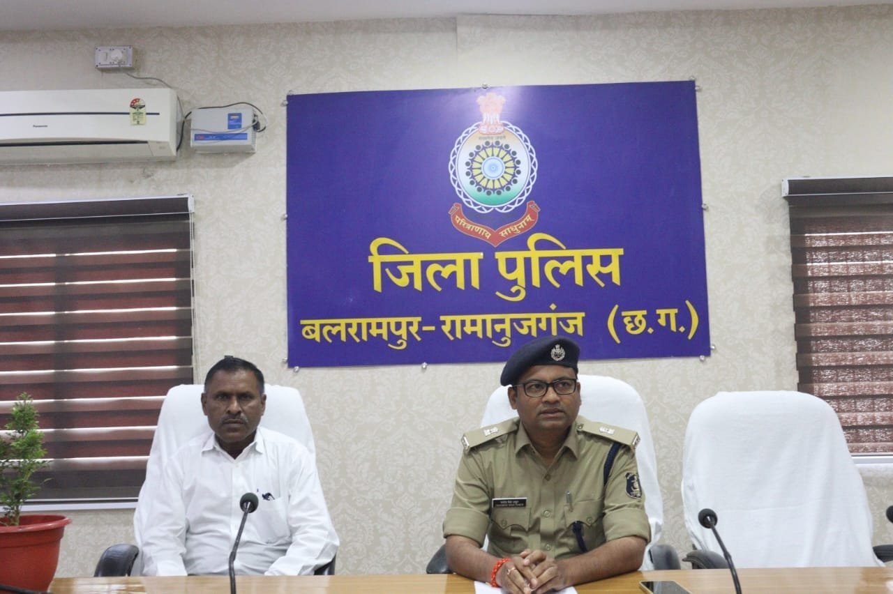 सेवा सम्मान: अधिवार्षिकी आयु पूर्ण करने पर इकाई से सउनि श्री शिव कुमार यादव अपने पद से हुए सेवानिवृत्त पुलिस अधीक्षक कार्यालय बलरामपुर में विदाई समारोह का आयोजन कर अतिरिक्त पुलिस अधीक्षक बलरामपुर ने सेवानिवृत्त हुए एएसआई श्री यादव का किया सम्मान।