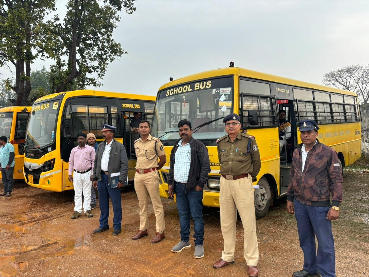 यातायात एवं परिवहन विभाग द्वारा जिले में संचालित स्कूली बसों का किया गया निरीक्षण जिले में संचालित कुल 45 स्कूली बसों का किया गया निरीक्षण एवं अनफिट बसों पर की गई चालानी कार्यवाही