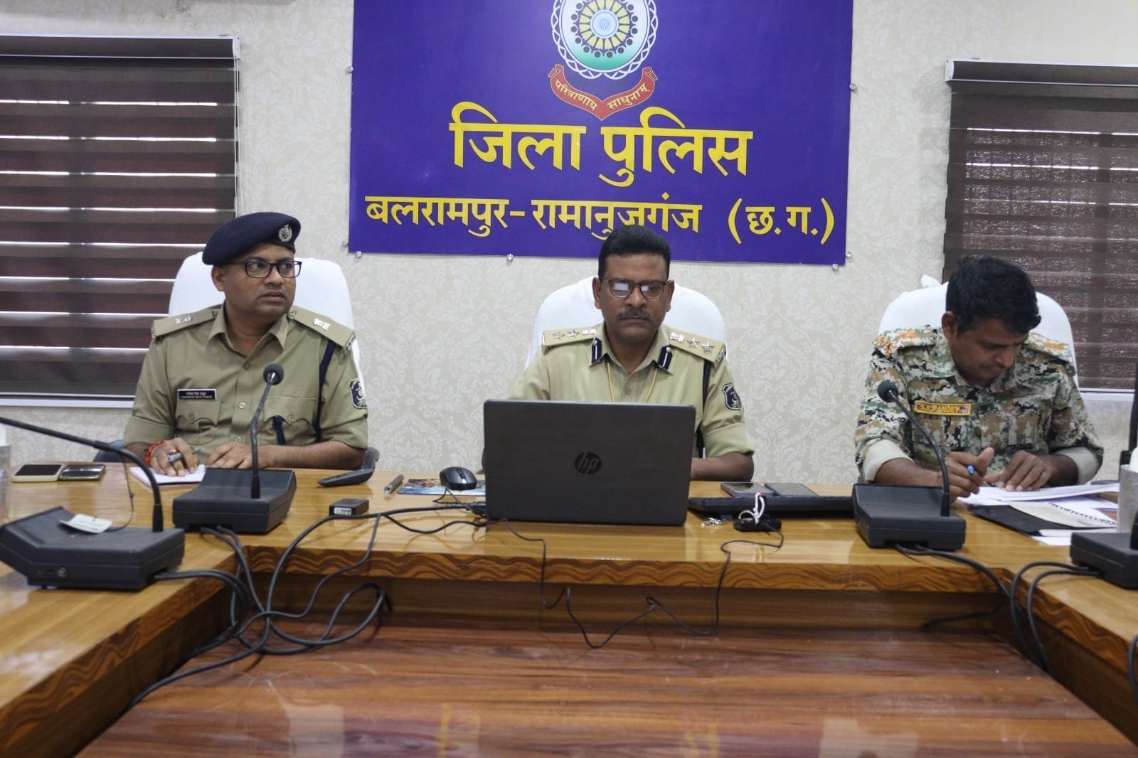 वरिष्ठ पुलिस अधीक्षक बलरामपुर द्वारा क़ानून व्यवस्था मे कसावट लाने, आगामी लोकसभा चुनाव की तैयारियों के संबंध में पुलिस राजपत्रित अधिकारियो समेत थाना/चौकी प्रभारियों की ली गई समीक्षा बैठक।