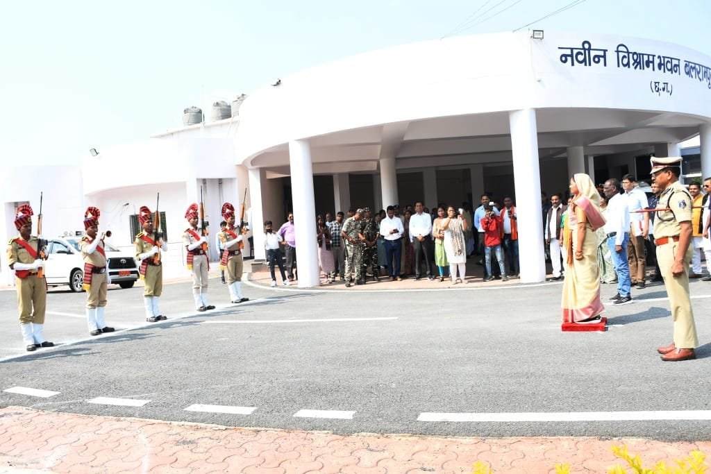 महिला एवं बाल विकास विभाग मंत्री श्रीमती लक्ष्मी राजवाड़े को दिया गया गार्ड ऑफ ऑनर
