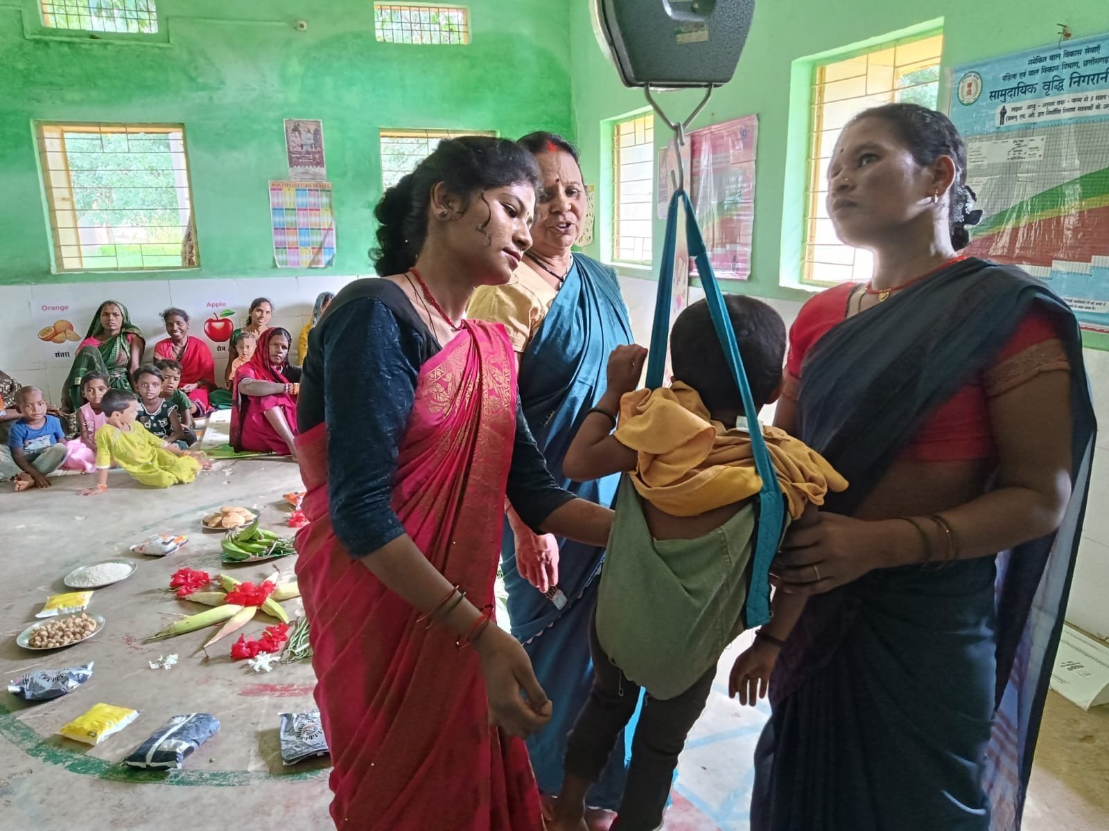 आंगनबाड़ी केंद्र में विभिन्न गतिविधियों के साथ मनाया जा रहा वजन त्यौहार