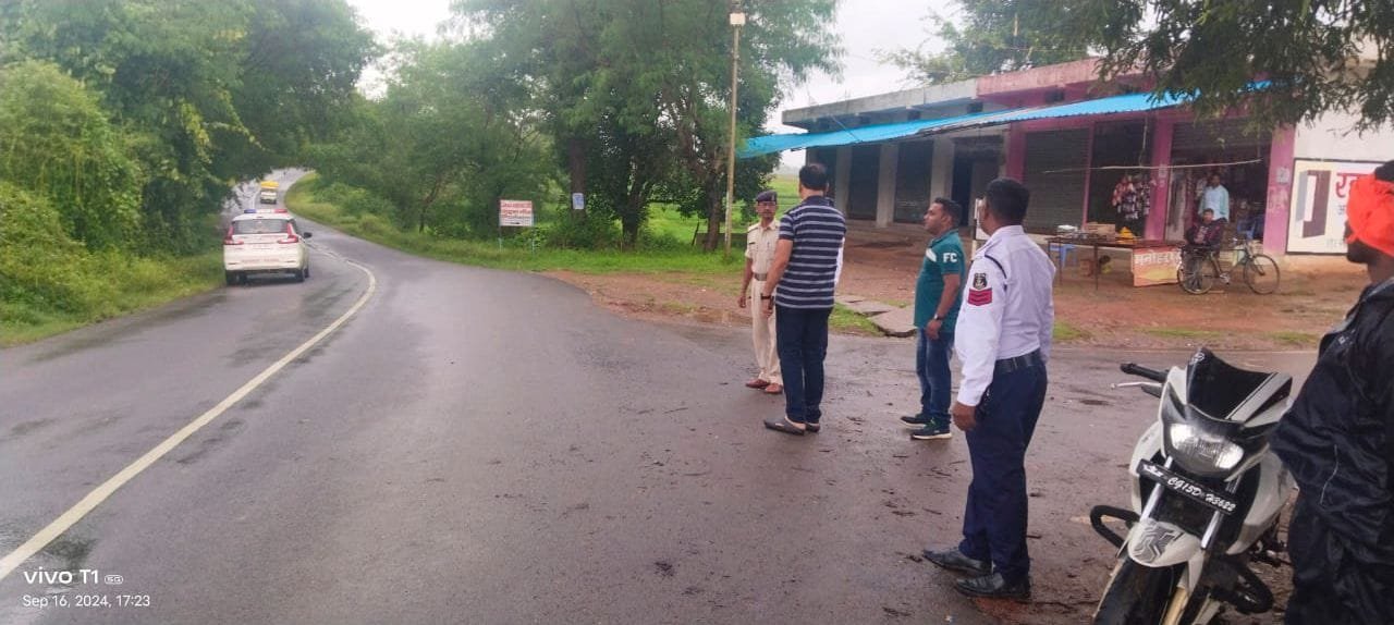 अंतर्विभागीय लीड एजेंसी (सड़क सुरक्षा ) के अध्यक्ष सहायक पुलिस महानिरीक्षक (यातायात) श्री संजय शर्मा का बलरामपुर सड़क दुर्घटना का निरीक्षण दौरा।जिले के शंकरगढ़ थाना क्षेत्र अंतर्गत ' 'ब्लैक स्पॉट' ' दोहना एवं ' ग्रे स्पॉट' चिरई घाट का किया गया निरीक्...