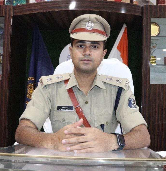 नव पदस्थ पुलिस अधीक्षक बलरामपुर बेंकर वैभव रमनलाल (भापुसे) द्वारा आज दिनांक 23/09/2024 को दोपहर पुलिस अधीक्षक बलरामपुर का पदभार ग्रहण किया गया।