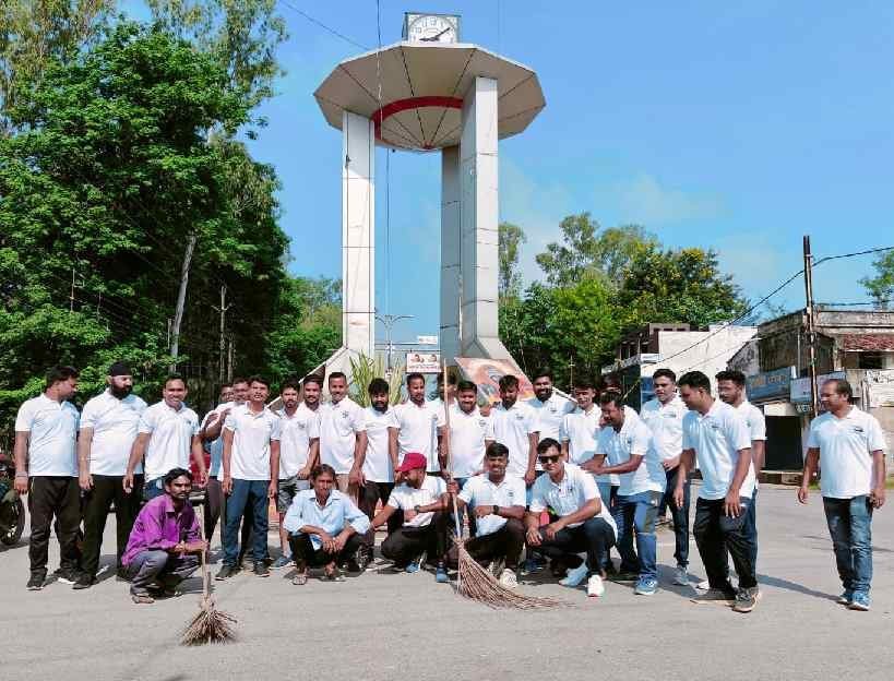 Ambikapur News : स्वछता दिवस के अवसर पर सरगुजा फोटोग्राफर संघ के द्वारा गांधी चौक से घड़ी चौक तक साफ़ सफ़ाई कर रैली निकाली गई और स्वच्छता के लिए जागरूक किया गया