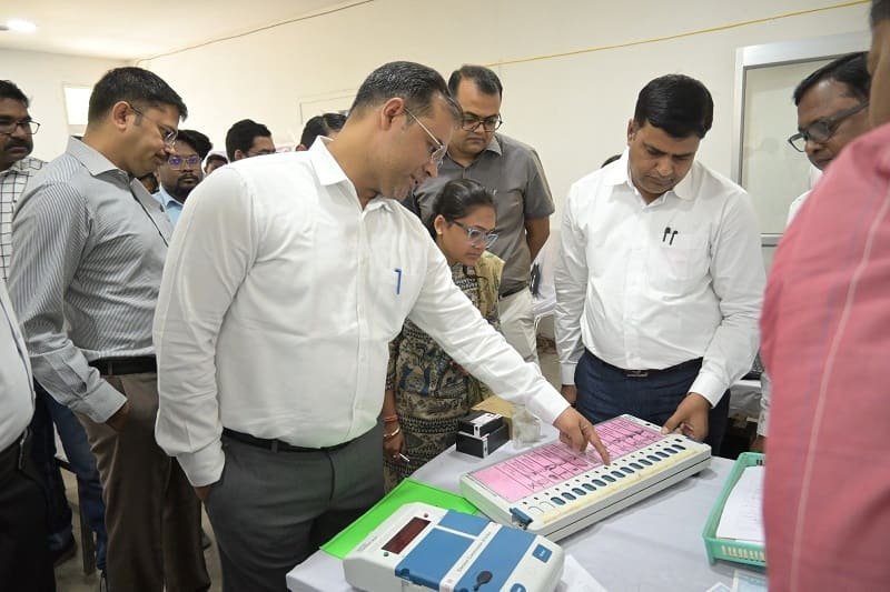 Ambikapur News : प्रेक्षकों की मौजूदगी में की गई ईवीएम कमिश्निंगकलेक्टर एवं जिला निर्वाचन अधिकारी तथा पुलिस अधीक्षक ने कमीशनिंग कार्य का लिया जायजा
