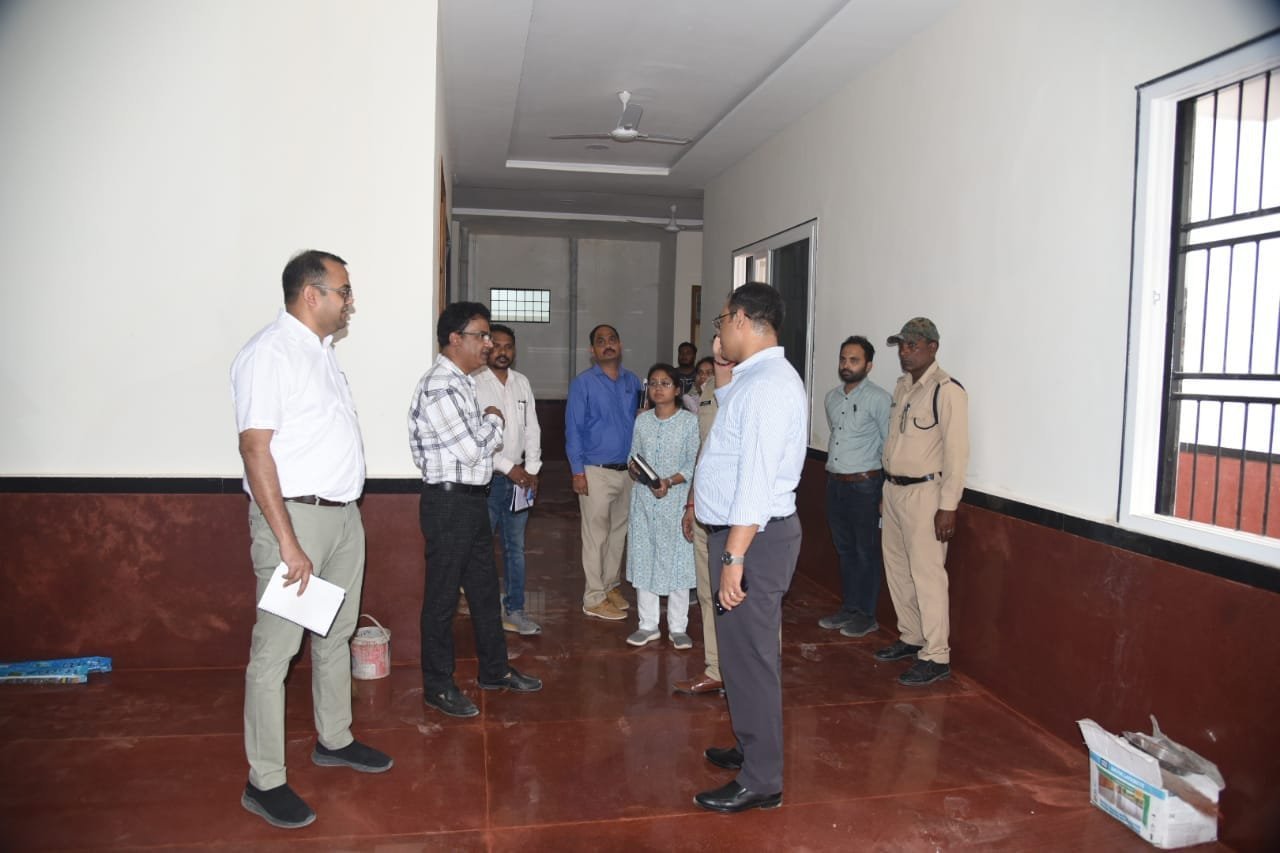 सुव्यवस्थित निर्वाचन कराने तैयारी जोरों पर, कलेक्टर और एसपी ने मतगणना स्थल, स्ट्रांग रूम का किया निरीक्षण