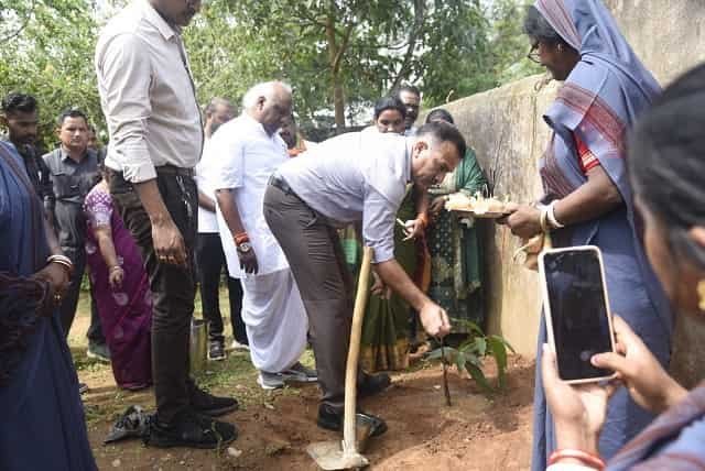 सांसद, कलेक्टर, अधिकारी-कर्मचारियों सहित महिलाओं ने लगाया “एक पेड़ मां के नाम“, सुरक्षा की भी ली जिम्मेदारी