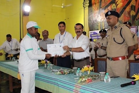Ambikapur : केंद्रीय जेल अंबिकापुर में बंदियों को दिए गए आजीविका प्रशिक्षण के समापन पर कलेक्टर ने प्रशिक्षणार्थियों को दिए प्रमाण पत्र