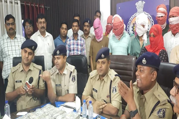 ईडी के अंतर्राज्यीय फर्जी अफसरों पर दुर्ग पुलिस पड़ी भारी: 30 घंटे ताबड़तोड़ एक्शन, 2500 किलोमीटर दौड़ाई सरकारी गाड़ी 9 आरोपी अरेस्ट 1.25 करोड़ की रकम जब्त