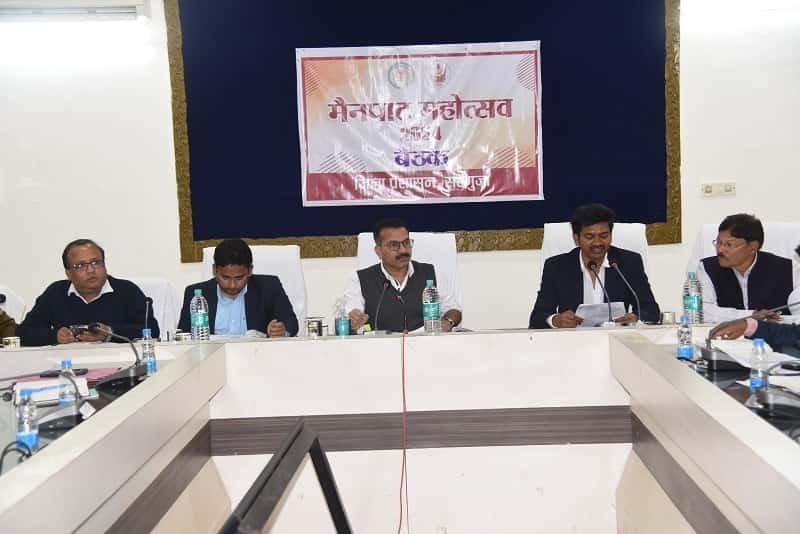 मैनपाट महोत्सव 2024 के आयोजन हेतु कलेक्टर श्री भोस्कर ने अधिकारियों की ली बैठक, सौंपे गए दायित्व