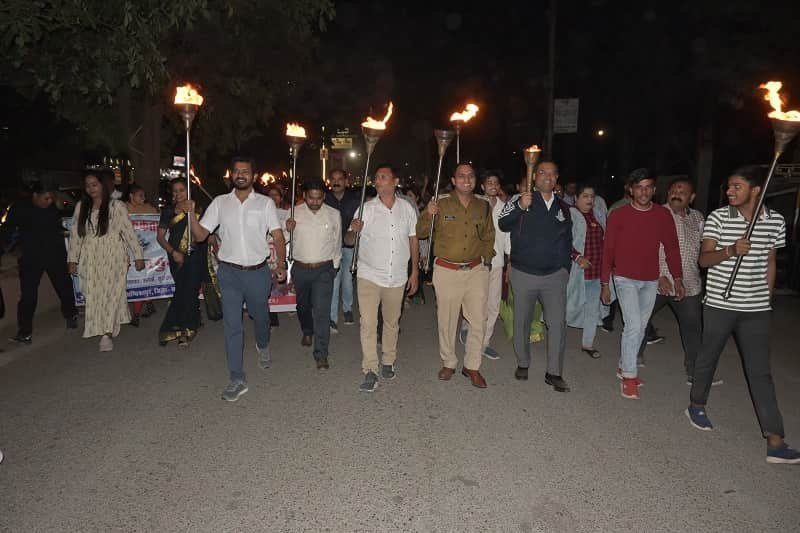 Ambikapur election : मतदाताओं को जागरूक करने का अनोखा तरीका तीरंदाजी प्रतियोगिता और मशाल रैली में युवाओं और शहरी नागरिकों ने उत्साह के साथ लिया हिस्सा शत-प्रतिशत मतदान हेतु जनजागरूकता फैलाने के साथ सभी ने ली मतदान की शपथ