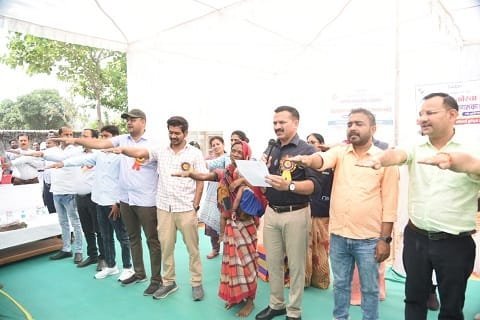 कलेक्टर एवं जिला निर्वाचन अधिकारी श्री भोस्कर ने लालमाटी पहुंचकर दिलाई शत प्रतिशत मतदान की शपथ