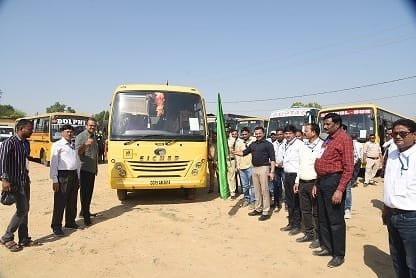 निर्वाचन सम्पन्न कराने मतदान केंद्रों की ओर मतदान दल हुए रवाना