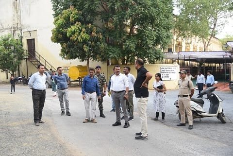कलेक्टर एवं जिला निर्वाचन अधिकारी श्री भोसकर ने मतदान दलों को सामग्री वितरण एवं वापसी हेतु जारी तैयारियों का लिया जायजा