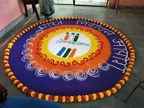 आकर्षक थीम पर सजे मतदान केंद्र, अधिक से अधिक मतदाताओं को मतदान हेतु प्रोत्साहित करने की गई विशेष साज-सज्जा
