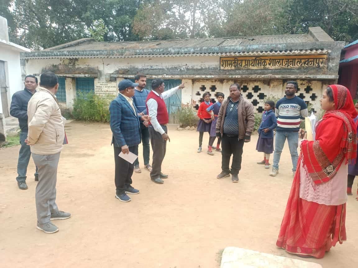 उदयपुर और लखनपुर के मतदान केंद्रों में विशेष संक्षिप्त पुनरीक्षण कार्य का निरीक्षण करने पहुंचे संभागायुक्त श्री जीआर चुरेंद्र