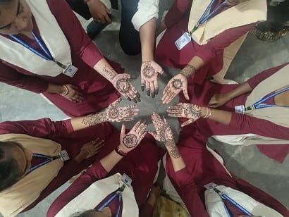 पहले मतदान फिर जलपान“की थीम पर मेहंदी प्रतियोगिता के माध्यम से महिला मतदाताओं को मतदान करने किया गया प्रेरित