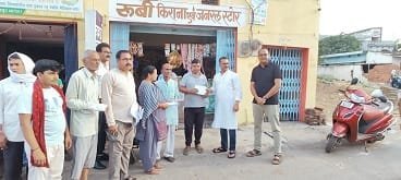 मतदाता पर्ची बांटने लोगों के घर खुद पहुंचे कलेक्टर, मतदान अवश्य करने का दिया संदेश
