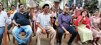 स्वीप टीम ने वृद्धाश्रम पहुंचकर बुजुर्ग मतदाताओं को निष्पक्ष मतदान की दिलाई शपथ, होम वोटिंग की दी जानकारी