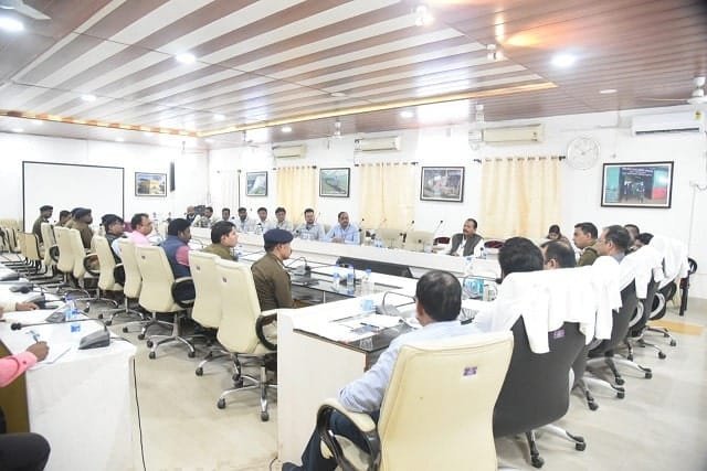 AMBIKAPUR : मतगणना की तैयारियों की जानकारी देने कलेक्टर एवं जिला निर्वाचन अधिकारी तथा पुलिस अधीक्षक ने मीडिया प्रतिनिधियों से की प्रेस कॉन्फ्रेंस ,पढ़े पूरी खबर