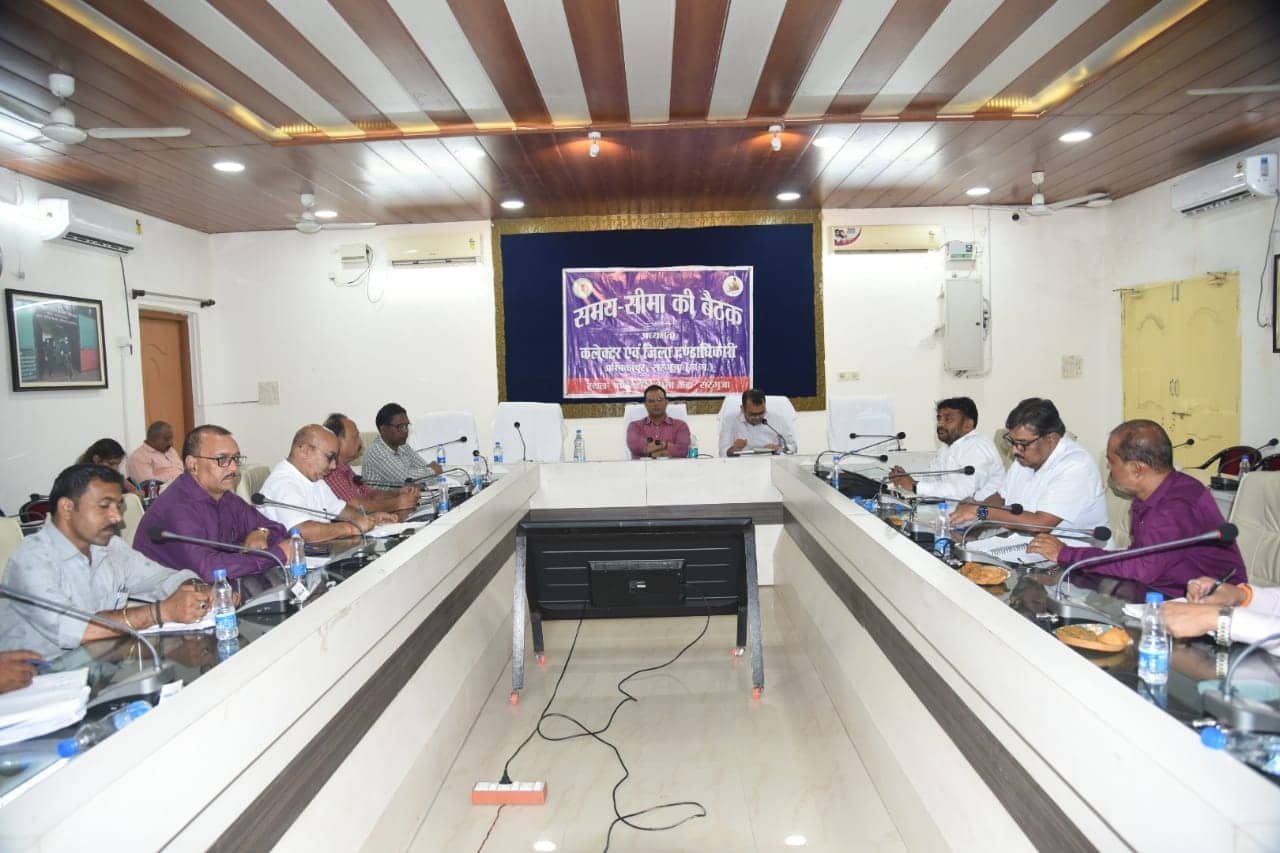कलेक्टर एवं जिला निर्वाचन अधिकारी ने पेट्रोल पंप संचालकों एवं गैस एजेंसियों के संचालकों की ली बैठक निर्वाचन कार्य हेतु स्टॉक आरक्षित रखने सहित विभिन्न विषयों पर हुई चर्चा